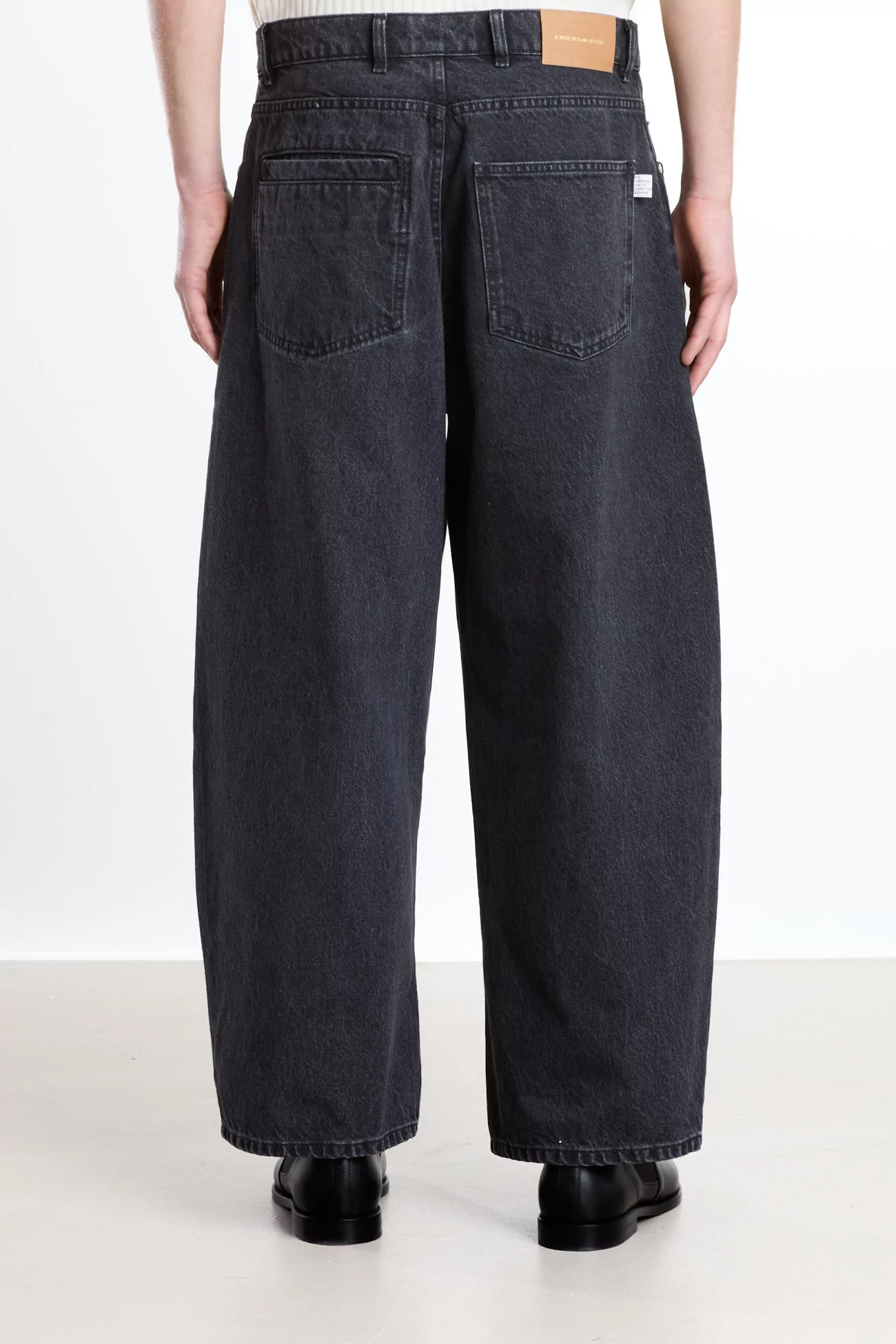 A Kind of Guise Duma Pleated Denim Jeans – Grey Denim | Centre Commercial